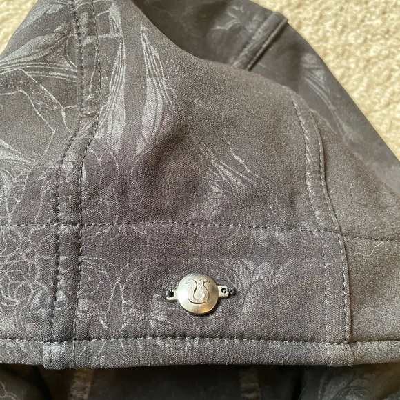 Limited edition Lululemon rain coat - Picture 3 of 5